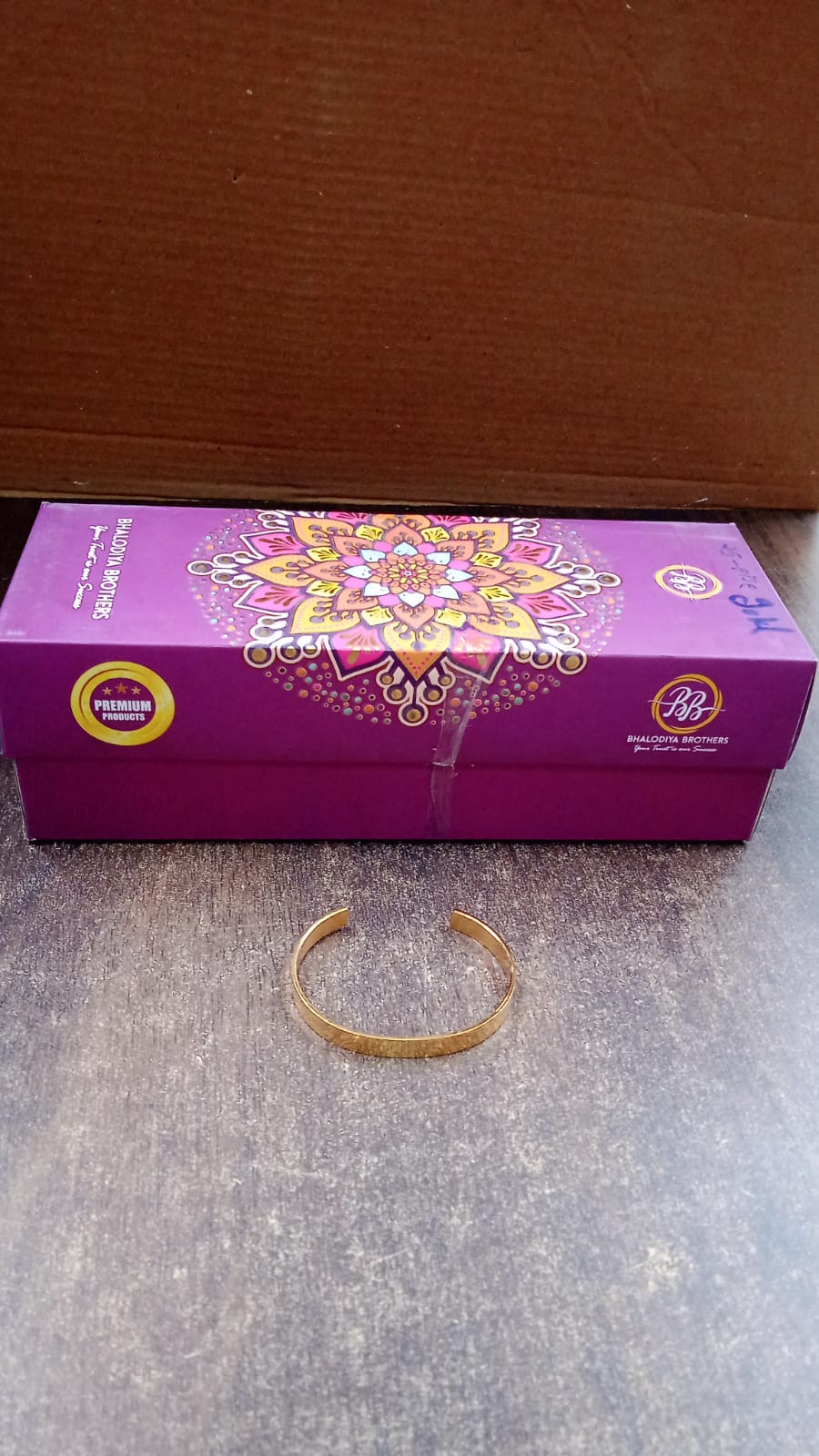 Elegant Gold Finish Open Cuff Bracelet Kada (1 Pc) Elegant Gold Finish Open Cuff Bracelet Kada (1 Pc)